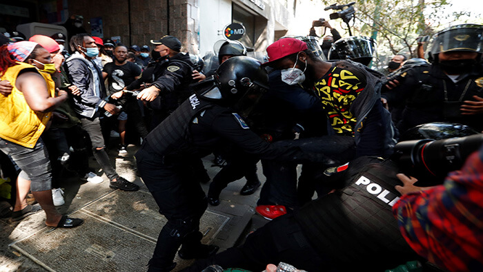 Migrantes haitianos son reprimidos por las fuerzas de seguridad en la capital mexicana.