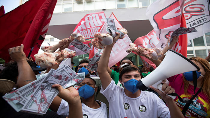 Trabajadores públicos de Brasil protestan contra el presidente Jair Bolsonaro por negarles un reajuste salarial.