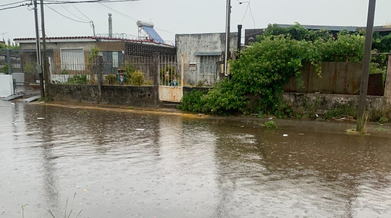En Montevideo se registró la caída de entre 50 y 100 milímetros de agua y en Canelones entre 50 y 120 milímetros, con mayor intensidad entre las 05H00 y las 07H00 hora local de este lunes.