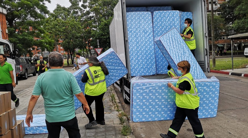 Colchones y kits de limpieza se están entregando a las familias damnificadas por las inundaciones por toda la ciudad, por parte de las autoridades locales.