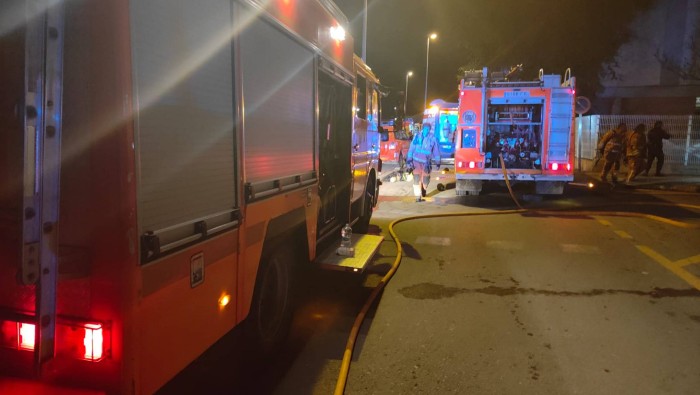 Al lugar se desplazaron seis dotaciones de bomberos mientras que la Guardia Civil se ha hecho cargo de la investigación de las causas del fuego, que se dio por controlado dos horas después.