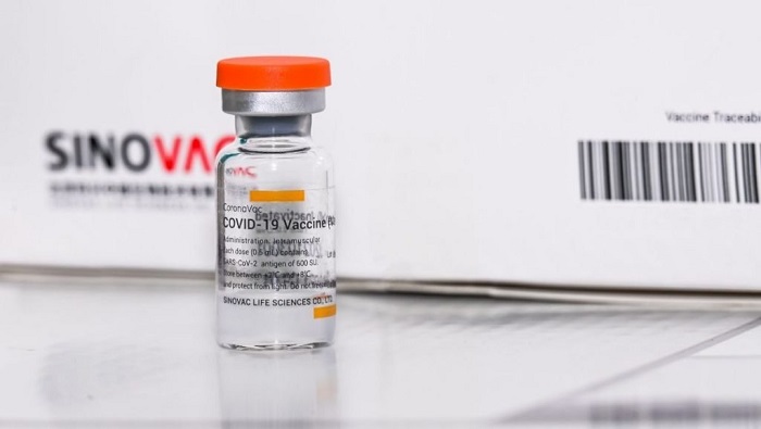 Las autoridades sanitarias indican que la vacuna china Coronavac fue la más empleada en los adultos mayores de Brasil.