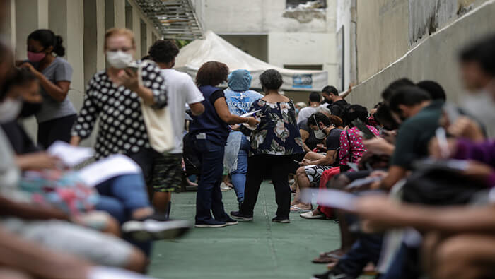 Decenas de personas hacen fila para tomarse una prueba de detección de coronavirus en Río de Janeiro.