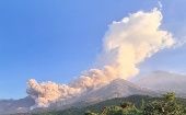 Las autoridades detallaron que Santiaguito ha experimentado una desgasificación de humo blanco espeso que asciende cerca de 600 metros.