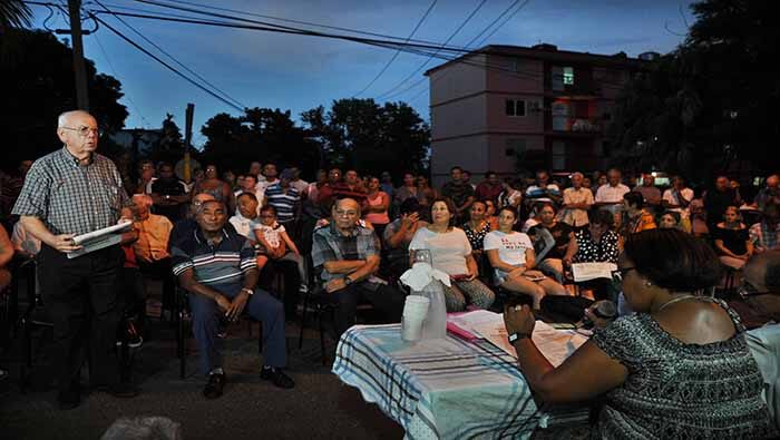 Ciudadanos cubanos debaten el nuevo proyecto del Código de Familias.