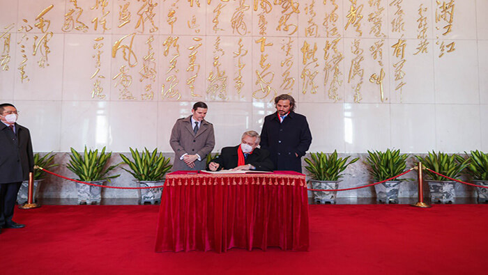 El presidente Alberto Fernández firma el acuerdo para el ingreso a la iniciativa china de la Franja y Ruta de la Seda.
