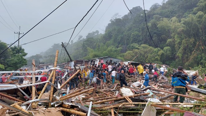 Varios grupos de recate se movilizaron en Pereira, capital del departamento de Risaralda, para rescatar a los heridos que quedaron atrapados bajo montañas de lodo y escombros..