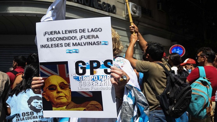 Los manifestantes marcharon hasta la sede del Gobierno de Río Negro y denunciaron la ocupación mal habida de terrenos por el magnate británico Joe Lewis.