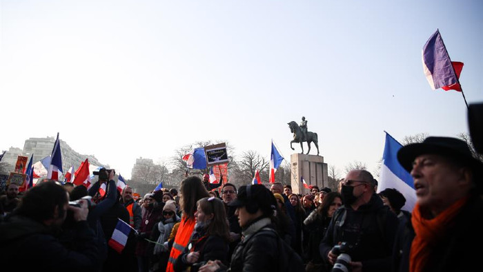 Parte de los que integran la “marchas de la libertad” integran el movimiento de los chalecos amarillos, que han mostrado su descontento con el Gobierno francés desde 2018.