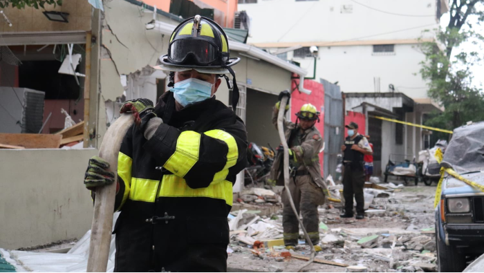 Alrededor  de 20 efectivos y nueve unidades de los Bomberos de Guayaquil brindaron asistencia ante la emergencia.