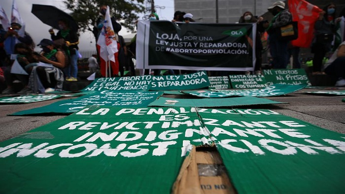 Las feministas ecuatorianas rechazaron el aprobar una ley con plazos restrictivos.