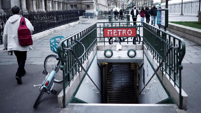 El paro laboral provocó el cierre de seis de las 12 líneas del metro en la capital francesa.