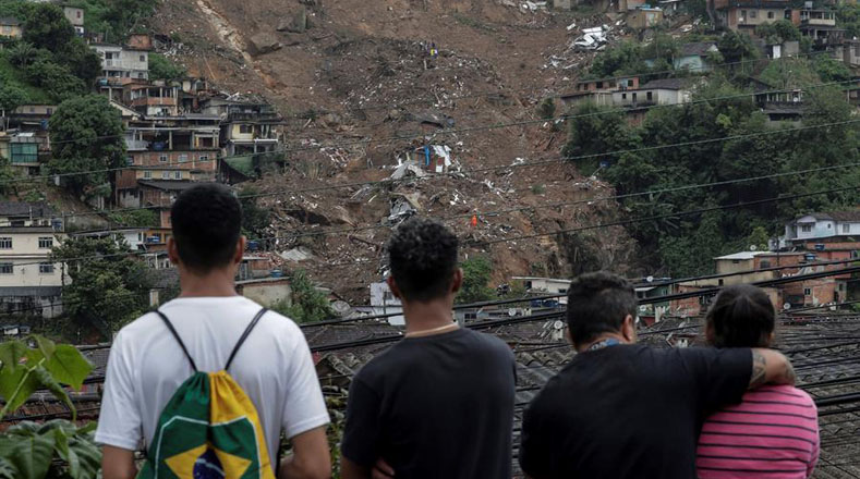 En este sentido, Defensa Civil registra más 80 residencias sepultadas a consecuencia de un deslizamiento de tierra en la zona del  Morro da Oficina, zona más afectada.