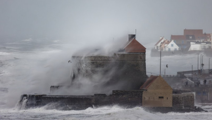 Unos 75.000 hogares estaban sin electricidad este sábado por la mañana en el noroeste de Francia debido a la tormenta Eunice. 
