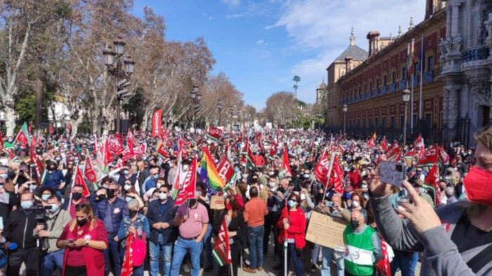 Más de 78.000 personas, según los sindicatos convocantes (CCOO y UGT), algo más de 19.000, según estimaciones de la Policía Nacional, se han manifestado en las ocho capitales de Andalucía.