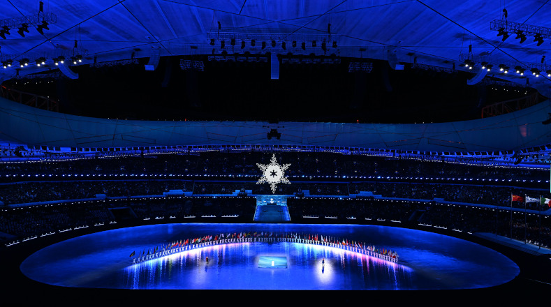 Los juegos pirotécnicos iluminaron el cielo en Beijing, bajo el lema: “Una familia, un mundo” justo durante el cierre de los Juegos Olímpicos de Invierno.