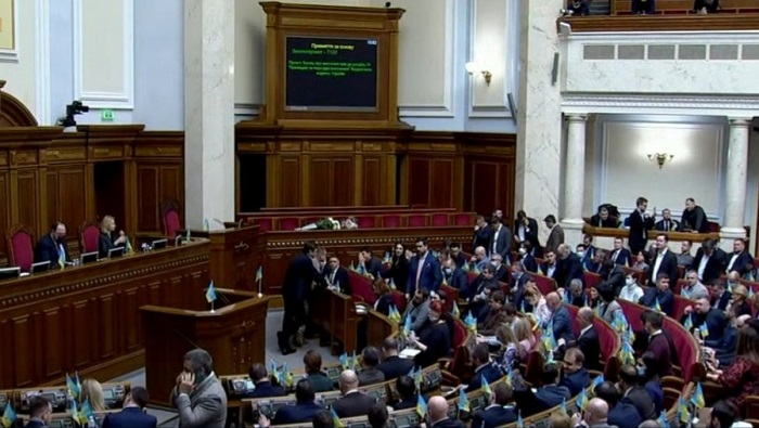 La Rada Suprema de Ucrania incluyó el debate de la adopción del estado de emergencia en sus deliberaciones de este miércoles.