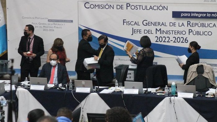 El plazo final para elaborar una lista de seis nombres vence el 22 de abril, cuando la entreguen al presidente Alejandro Giammattei, quien designará al sustituto de Porras para los próximos cuatro años.