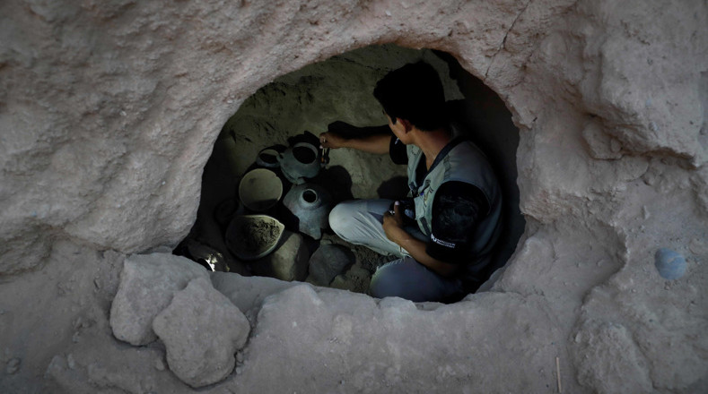 Arqueólogos de la Universidad Nacional Mayor de San Marcos (UNMSM) anunciaron este martes el hallazgo de 20 individuos envueltos en fardos funerarios en las excavaciones de Cajamarquilla, la segunda ciudad preincaica más grande del Perú.