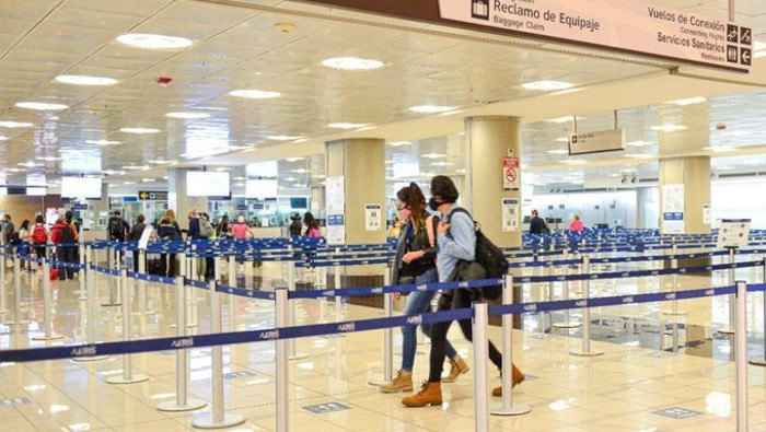 Las autoridades migratorias y empresarios de turismo habían reclamado las semanas anteriores que la causa de las largas filas en los aeropuertos internacionales del país era la revisión del Pase de Salud.