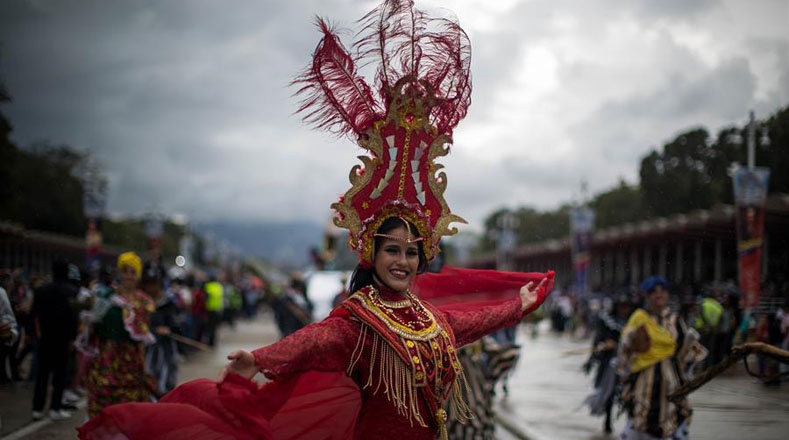 Allí hubo un gran desfile de carrozas para festejar los Carnavales Felices 2022, con diversas temática alusivas a la bioseguridad ante la Covid-19, tradiciones y particularidades de las regiones venezolanas.