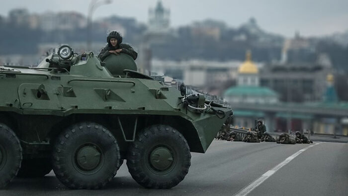 Supuestas tropas rusas cierran los accesos a la ciudad ucraniana de Jarkóv.