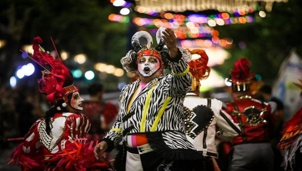 Entre las actividades típicas que los países realizan para celebrar el carnaval pueden existir tradiciones de pueblos indígenas; también bailes o canciones que tienen su origen en Europa o en África.