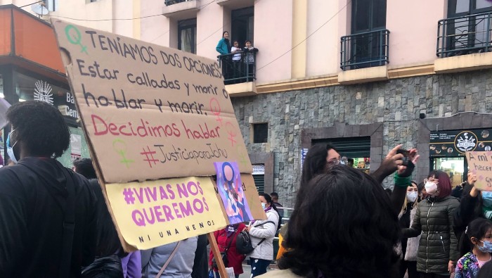 Las mujeres ecuatorianas fueron reprimidas con gases lacrimógenos, mangueras de agua y bastonazos cuando intentaban llegar a la sede de Gobierno.