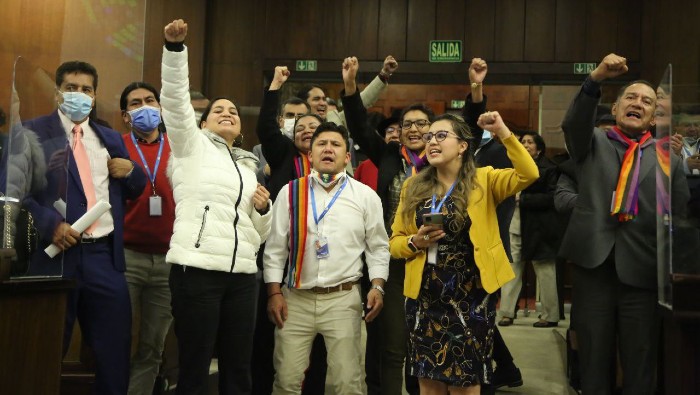 El informe obtuvo los votos favorables de todos los asambleístas de las bancadas de Unión por la Esperanza (UNES) y Pachakutik, algunos del Partido Social Cristiano, Izquierda Democrática.