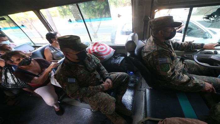 El presidente salvadoreño, David Bukele, ordenó que militares conduzcan los ómnibus de las rutas 42 y 152.
