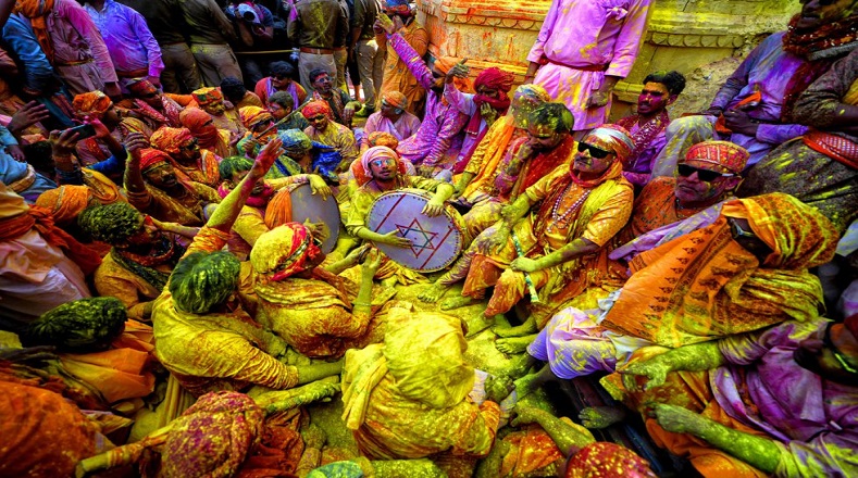 India realizó este viernes el Festival de Holi, una de las actividades recreativas más grandes de la nación en celebración por la llegada de la primavera, así como la victoria del bien sobre el mal.