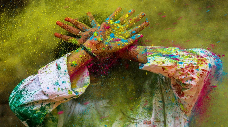 La actividad es conocida popularmente como el Festival de los Colores, pues la población se lanza polvos de colores en medio de cantos y bailes religiosos, tradición hindú vigente desde hace siglos.