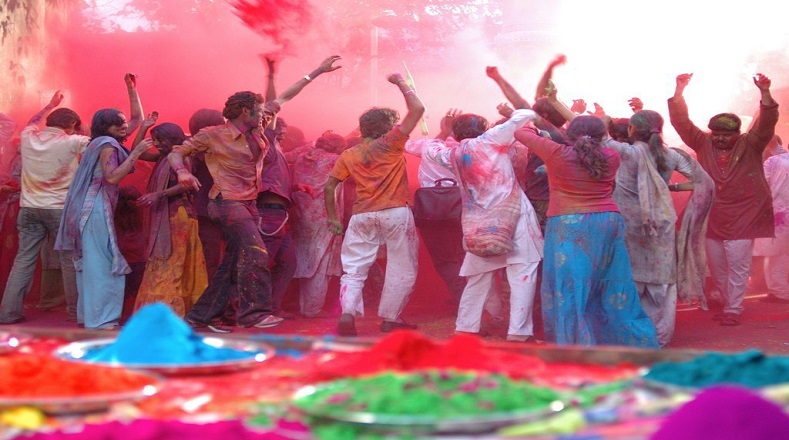 Durante la celebración, el pueblo indio emplea colores naturales como la cúrcuma y la harina de gramo, para el amarillo; la harina de maíz y la henna el verde, entre otros.