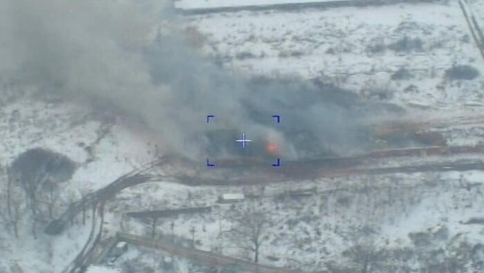 Impacto de un misil hipersónico ruso Kinzhal contra un objetivo militar en Ucrania.