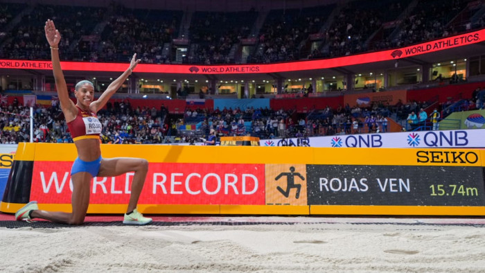 La atleta venezolana registró un nuevo récord del mundo indoor (bajo techo) y primer triplete mundial de la historia.