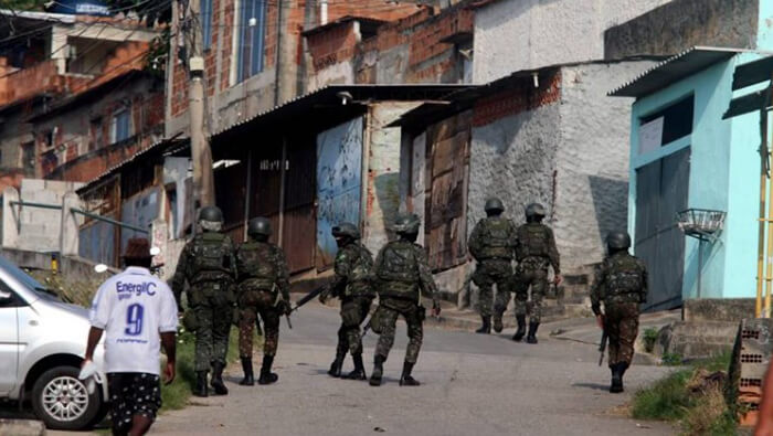 Policías brasileños ingresan a una favela de Río de Janeiro, durante un operativo contra supuestas bandas criminales.