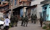 Policías brasileños ingresan a una favela de Río de Janeiro, durante un operativo contra supuestas bandas criminales.