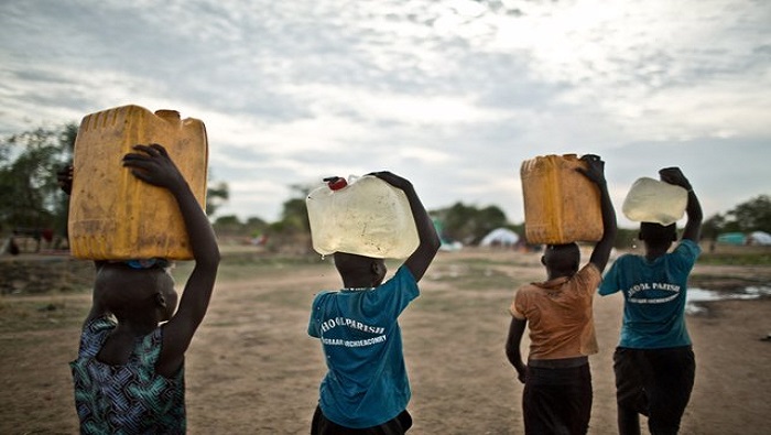 La falta de agua trae aparejados el incremento de la pobreza y las enfermedades, la inseguridad alimentaria y el hambre, entre otros.