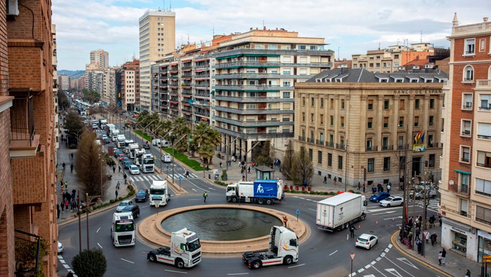 El paro, al cual se han sumado transportistas autónomos y que se extiende por dos semanas, ha provocado la interrupción de los flujos de suministros en toda la cadena de abastecimiento en los mercados españoles.