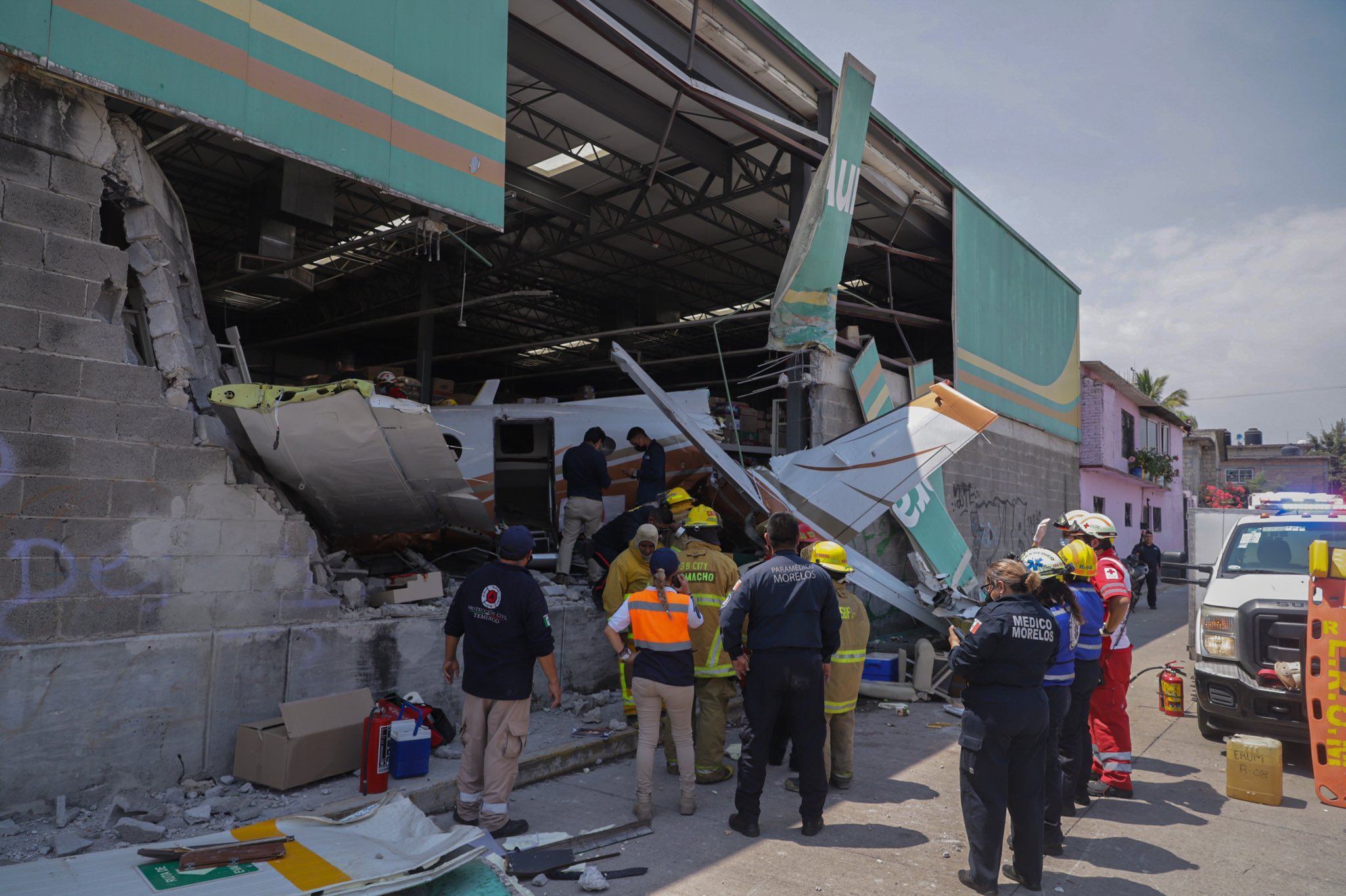 los reportes señalan que los tres pasajeros de la aeronave fallecireron, y que los heridos no son de gravedad.