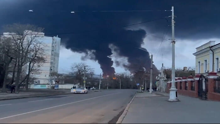 Las columnas de humo de la refinería de Odesa son visibles desde varias puntos de la ciudad ucraniana.