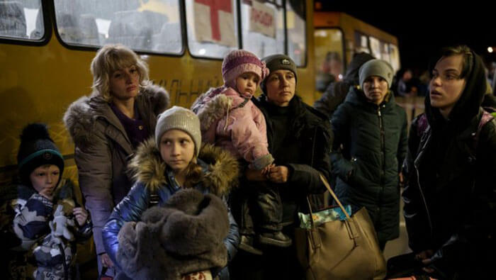 Civiles son evacuados de la ciudad de Mariúpol destruida por los combates entre las fuerzas rusas y ucranianas,