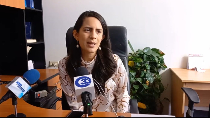 Desde la oposición, la diputada del partido político Vamos, Claudia Ortiz, considera que la medida otorga igual tratamiento a los pandilleros y a los periodistas.