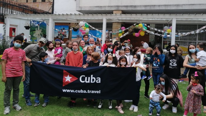 Las familias de cubanos residentes junto a los niños celebraron los aniversarios de la Organización de Pioneros José Martí y la Unión de Jóvenes Comunistas.