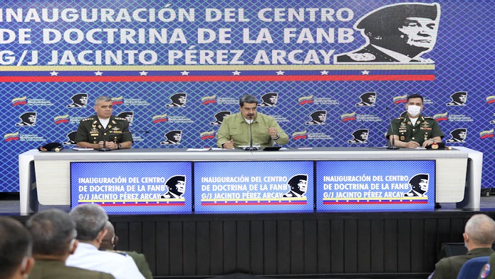 El jefe de Estado, Nicolás Maduro instó a los militares de América Latina y el mundo a transitar por un camino de honor, dignidad, decoro y de independencia en la doctrina de la práctica militar de todos los pueblos.