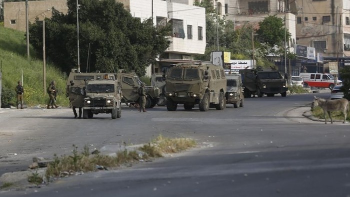 En Naplusa, las fuerzas de ocupación arrestaron a cuatro civiles después de asaltar la ciudad de Beit Furik, la aldea de Beit Dajan y la región oriental.