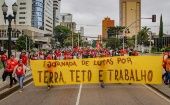 Grupos de trabajadores, indígenas y campesinos marcharon por la Plaza Rui Barbosa hasta el Centro Cívico exigiendo trabajo, techo y tierras.