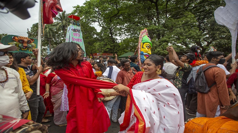 Bangladés celebró este jueves el inicio del Año Nuevo Bengalí, tras suspenderse dos años consecutivos por el contexto epidemiológico de la Covid-19.