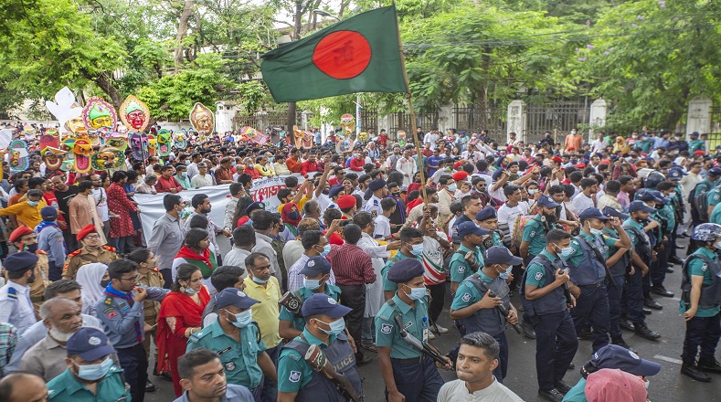 Durante las celebraciones, los pobladores se reúnen en el campus de la Universidad de Dhaka, principal sede de encuentros sociales en la nación.