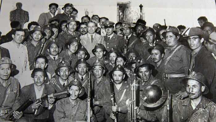 La insurrección del 9 de Abril del 1952 fue  masiva y popular , y tuvo como centros La Paz y Oruro.